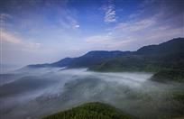 轻纱薄雾绕竹山