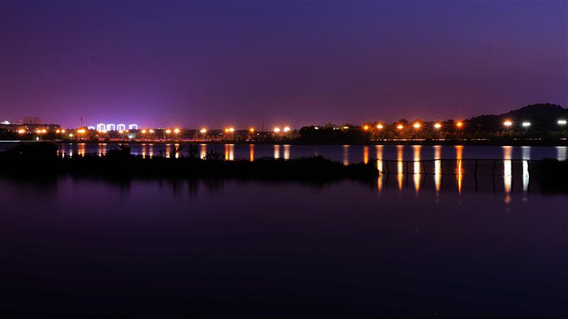 上一页 下一页 作品名称: 池州平天湖—夜景  作品描述:   拍摄地点