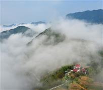 雾中人家