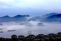 雾漫湖山