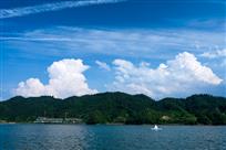 白云飘飘晴方好，青山水明千岛湖