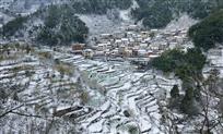 春雪覆盖高山村