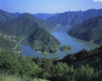 《群山环抱 》