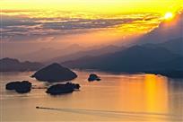霞光湖面