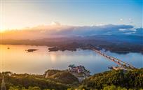 秀美湖色