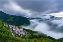 雾漫山村