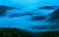 雾绕山村