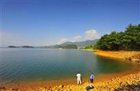 湖畔垂钓