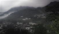 《夏日山村烟雨》