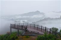 朦胧中的山峦