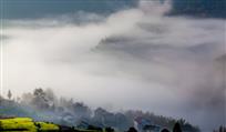 雾绕山村