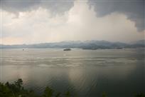 东边日出西边雨