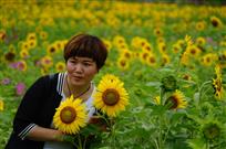 大姐赏花