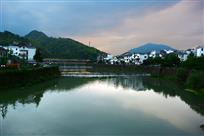 夕阳照山村