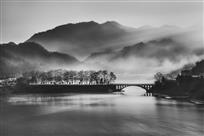 雾绕山间
