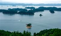 峰峦成岛屿，平地卷波涛