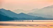 一湖春水
