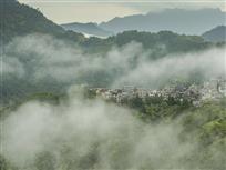 雾绕山村