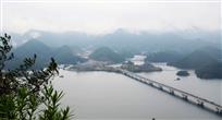 雾中看湖景