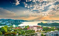 湖畔小镇的夕阳
