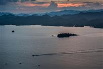 霞光映山湖