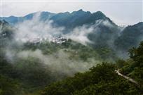 《雨后山村》