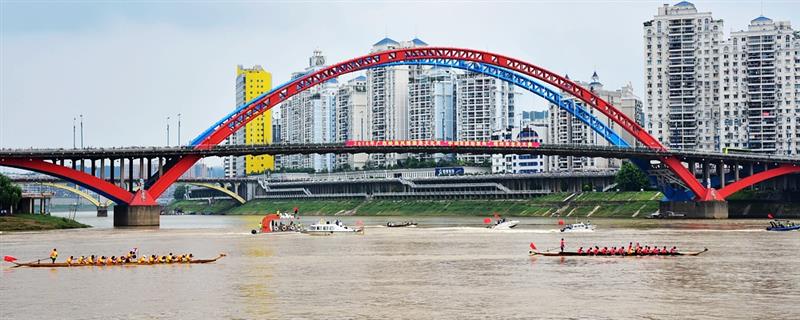 页 作品名称: 蛟龙闹鸳江  作品描述: 最长的龙舟赛经过梧州鸳江大桥