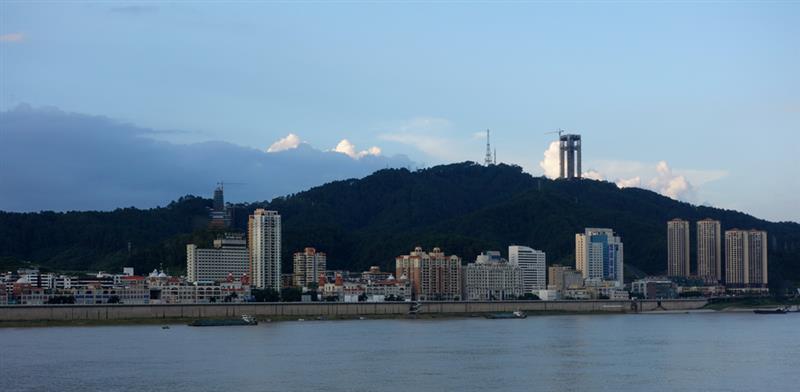 山顶上是在建的西江明珠塔 拍摄地点 广西梧