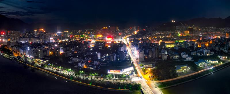 岑溪市区夜景  作品描述: 在岑溪市五星级大酒店楼顶拍摄岑溪市区全景