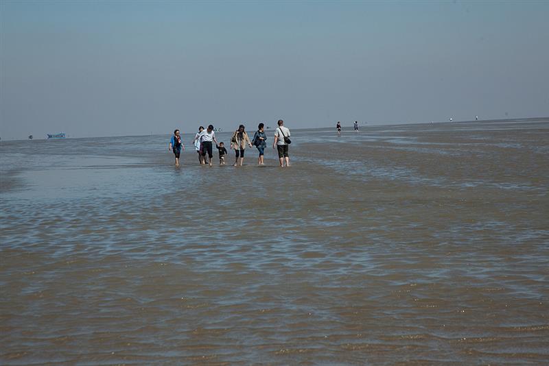 赤脚走在海滩上  作品描述: 赤脚走在海滩上  拍摄地点: 东台黄海附近