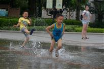 雨后积水现童年