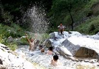 水中嬉闹