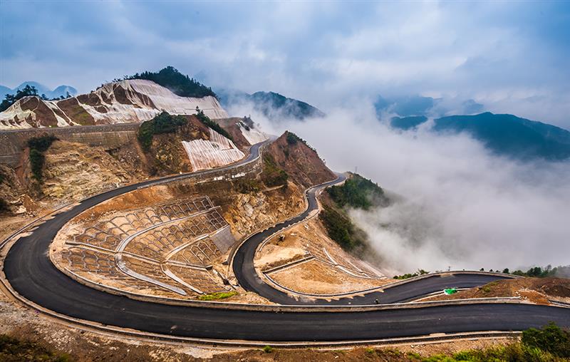 作品名称 天路 作品描述 2015年10月,19公里长的怀玉山旅游公路