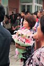 等待女儿走出高考考场的母亲