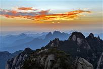 晚霞映名山
