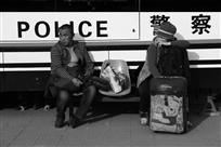 与“警察”共候车