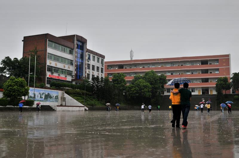 03  作品描述: 下雨了  拍摄地点: 重庆市忠县拔山初级中学校  拍摄