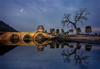 月儿弯弯照古村