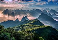 日出千山万壑春