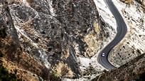 山脚下的公路