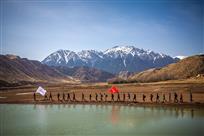 祁连山下踏春人