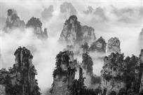 带雨云埋一半山