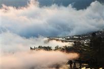 云海中的山村