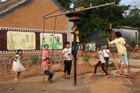 【组图】荡秋千的小朋友