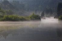山村晨雾
