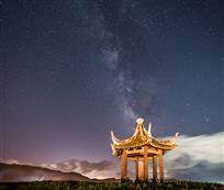 星空下的烈士纪念碑
