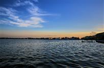 《水天共一色》