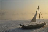 寒江无人舟自横