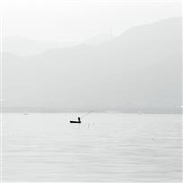 行舟东钱湖