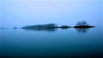湖中洲影